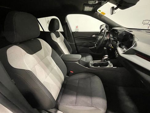 Used 2024 Chevrolet Trax RS FWD image 25