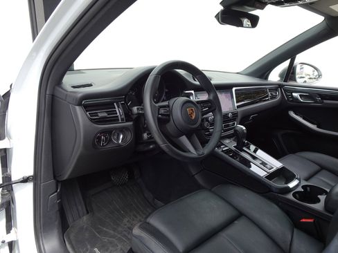 Used 2023 Porsche Macan Turbo image 11