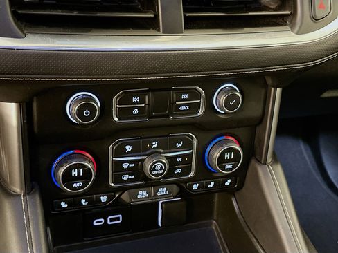 Used 2023 Chevrolet Suburban Premier image 24