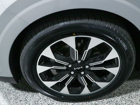 Used 2024 Kia Carnival EX FWD image 11