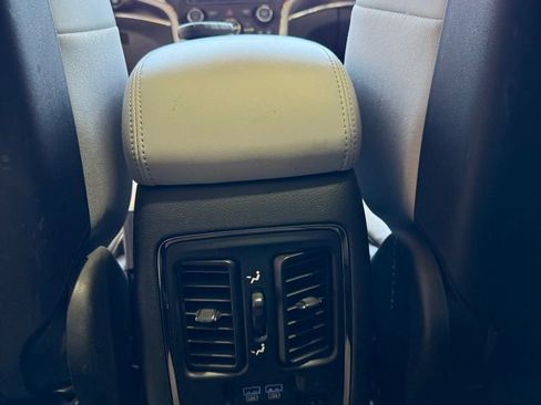 Used 2018 Jeep Grand Cherokee Limited image 14