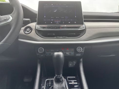 Used 2025 Jeep Compass Limited AWD/4WD image 17