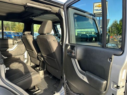 Used 2018 Jeep Wrangler Unlimited Sahara w/ Connectivity Group image 14