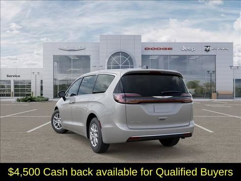 New 2026 Chrysler Pacifica Select image 4