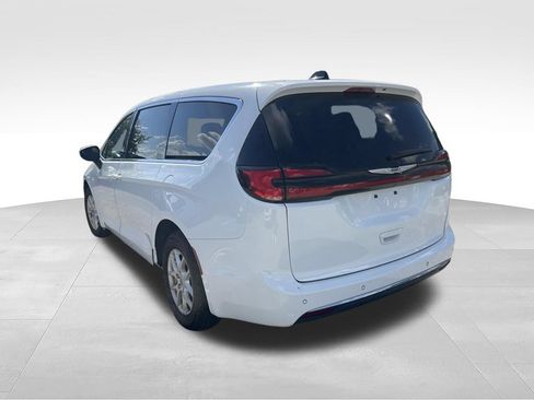 Used 2023 Chrysler Pacifica Touring-L FWD image 7