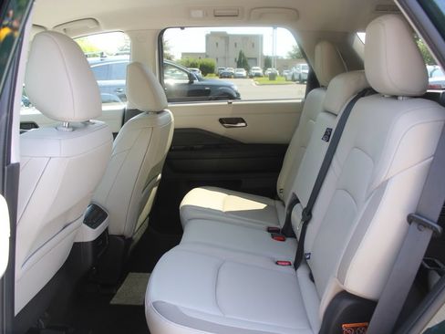 Used 2022 Nissan Pathfinder SL AWD/4WD image 10