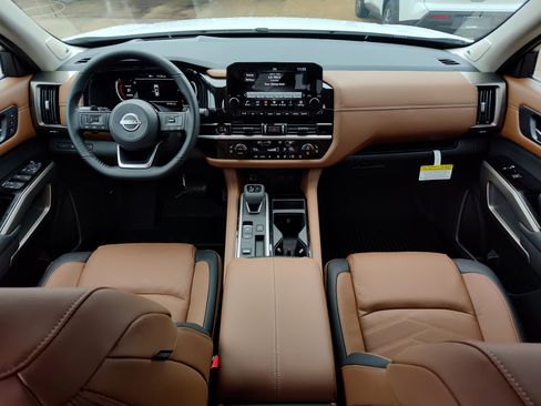 New 2025 Nissan Pathfinder Platinum image 11