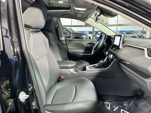 Used 2025 Toyota RAV4 XLE image 32