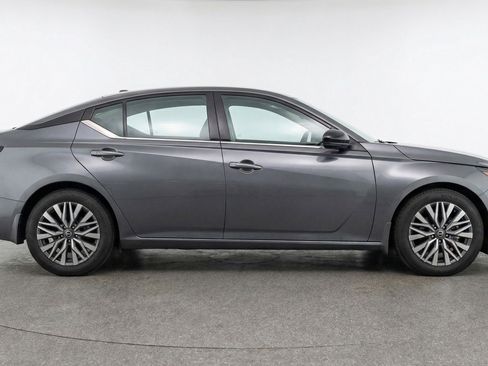 Used 2025 Nissan Altima 2.5 SV FWD image 11
