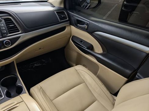 Used 2018 Toyota Highlander XLE image 21