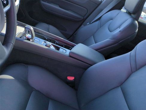 New 2026 Volvo XC60 B5 Plus w/ Climate Package image 10