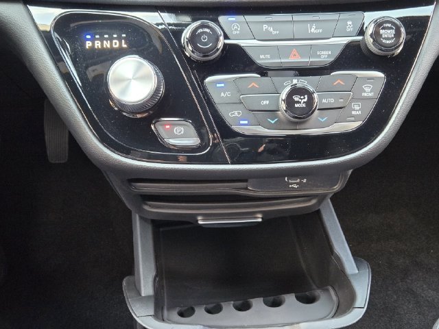 New 2027 Chrysler Pacifica Select FWD image 14