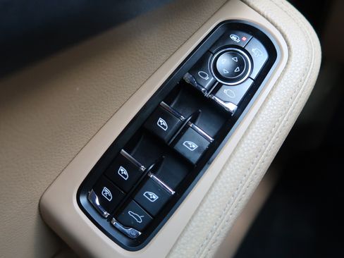 Used 2018 Porsche Macan AWD/4WD image 23
