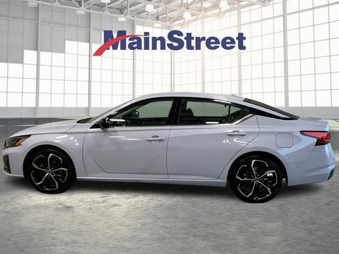 Used 2023 Nissan Altima 2.5 SR image 2