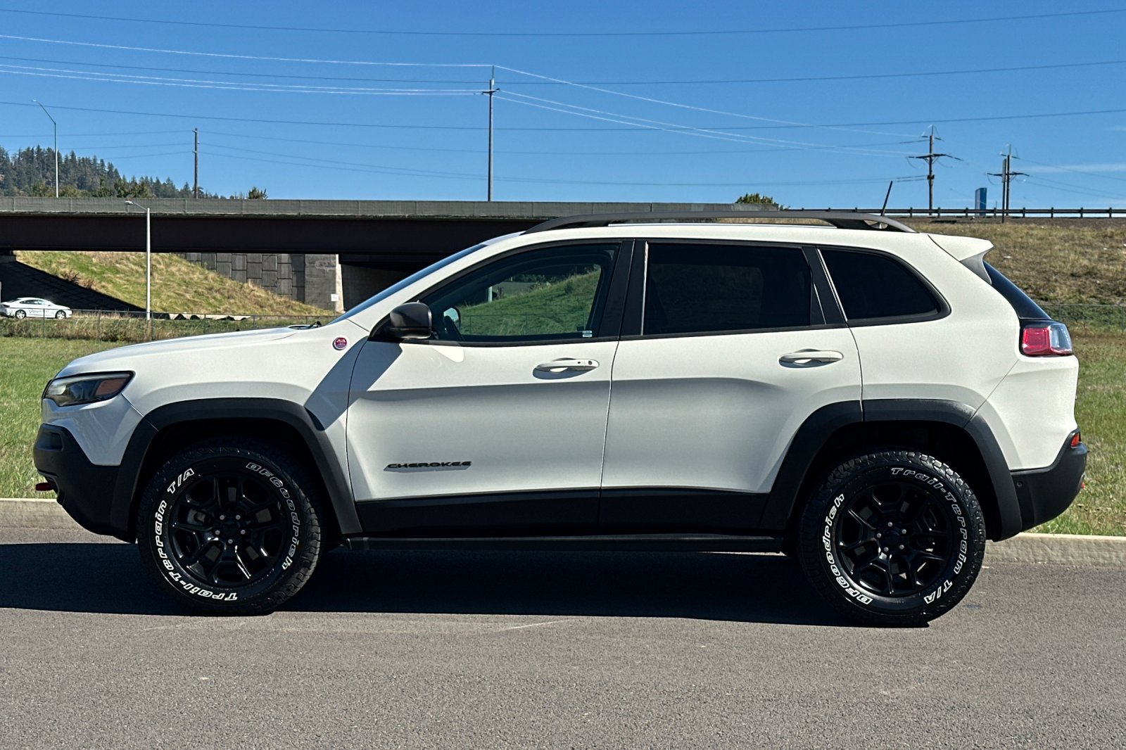 Used 2019 Jeep Cherokee Trailhawk AWD/4WD image 6