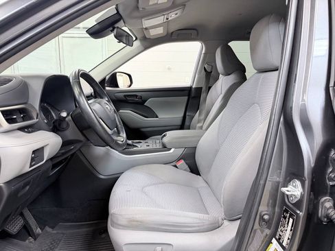 Used 2022 Toyota Highlander LE AWD/4WD image 14