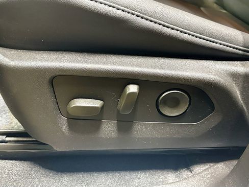 Used 2024 GMC Canyon Elevation w/ Elevation Premium Package image 18