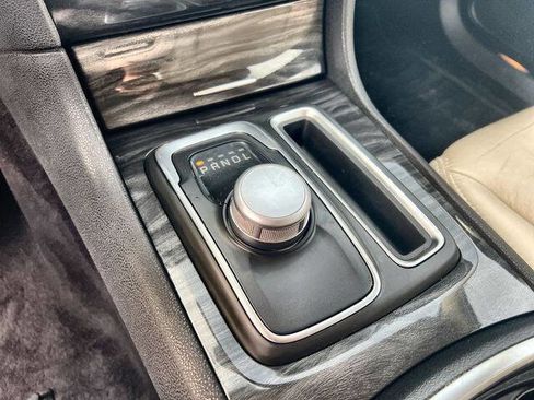 Used 2018 Chrysler 300 Touring L image 15