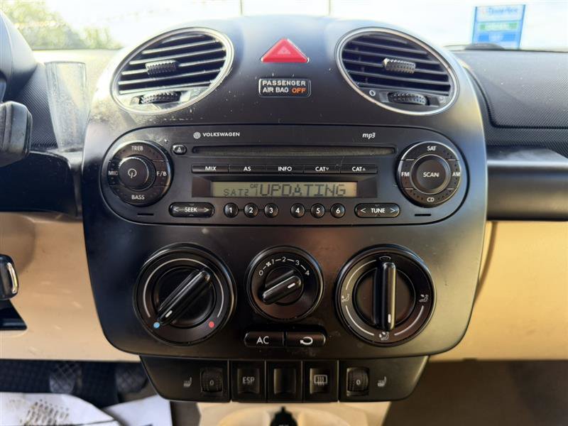 Used 2008 Volkswagen Beetle Coupe FWD image 18