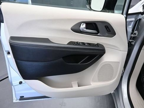 Used 2024 Chrysler Pacifica Touring-L FWD image 17