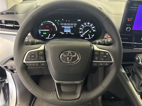 New 2025 Toyota Sienna XLE image 17