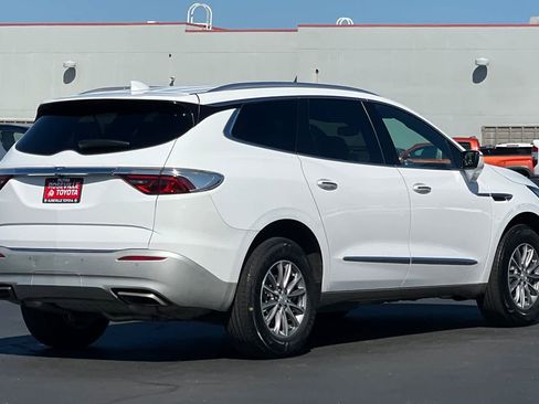 Used 2022 Buick Enclave Essence image 2