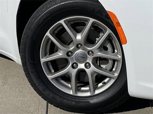 Used 2024 Chrysler Pacifica Touring-L image 8