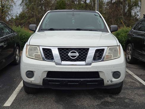 Used 2013 Nissan Frontier SV image 2
