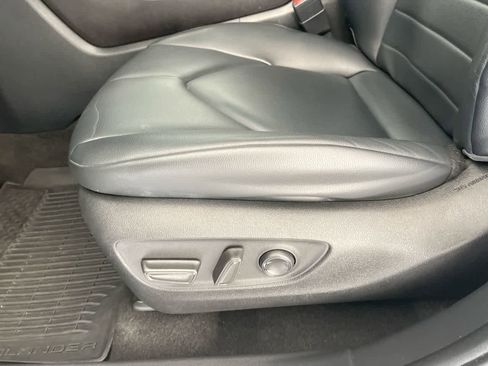 Used 2023 Toyota Highlander XLE AWD/4WD image 12