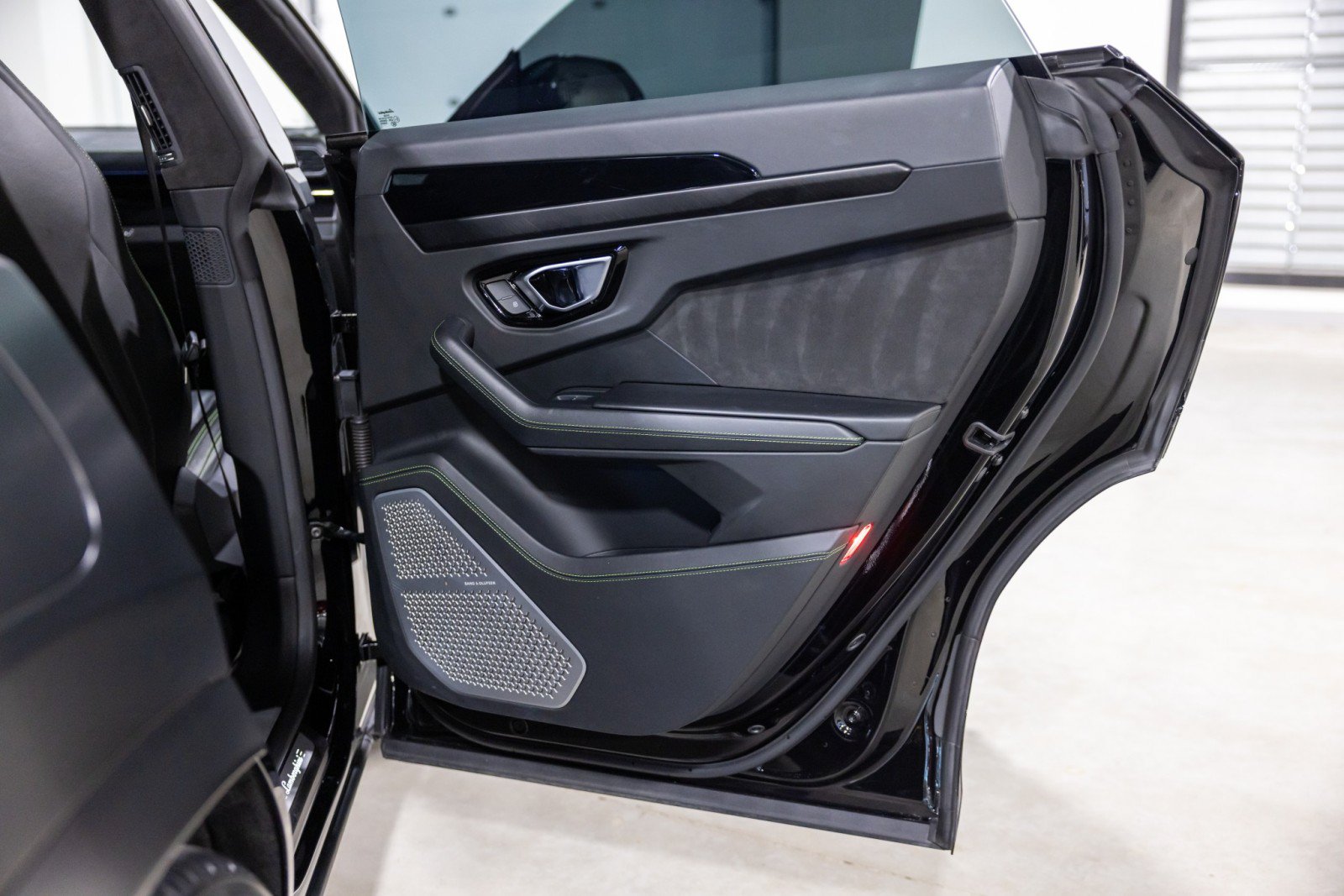 Used 2022 Lamborghini Urus AWD/4WD image 26