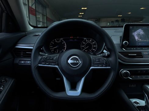 Used 2025 Nissan Altima 2.5 SV FWD image 31