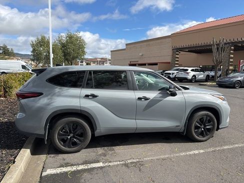 Used 2024 Toyota Highlander LE image 4