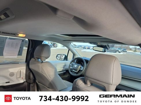 Used 2025 Toyota Sienna XLE image 21