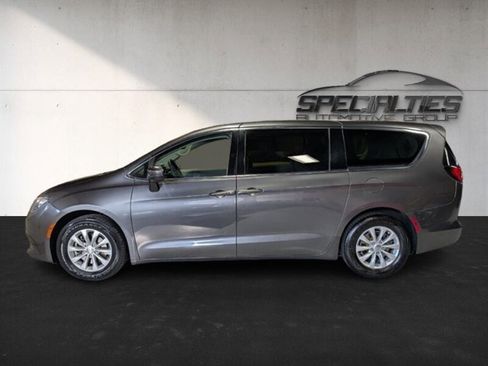 Used 2017 Chrysler Pacifica Touring w/ Tire & Wheel Group image 7