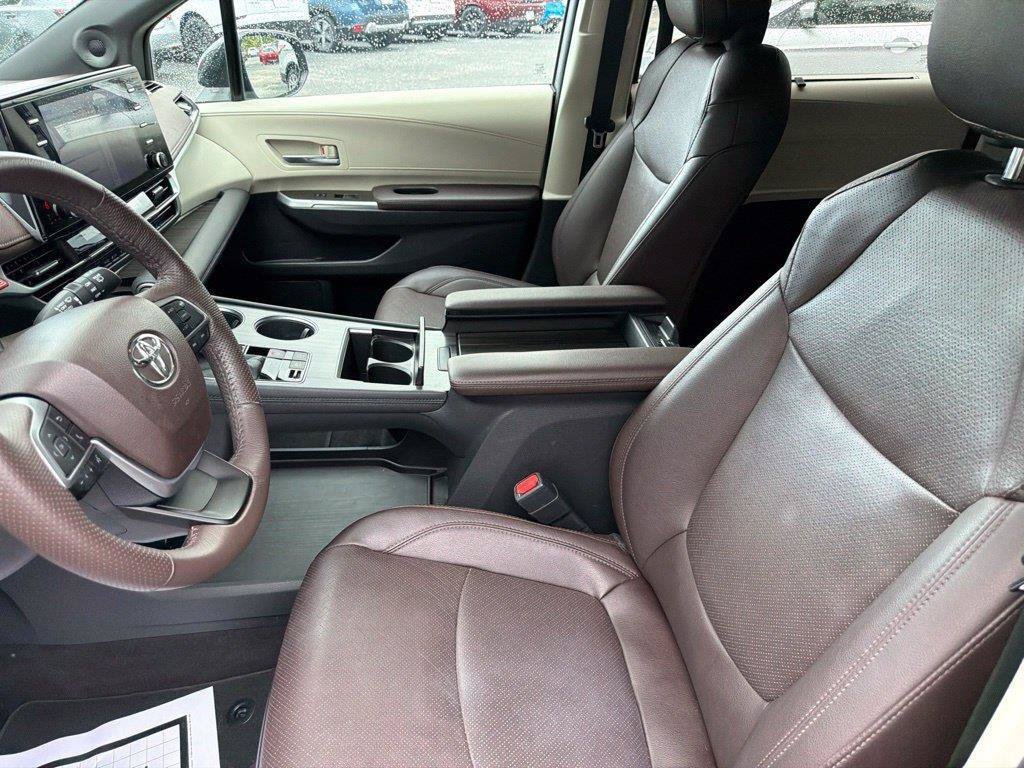 Used 2023 Toyota Sienna Platinum AWD/4WD image 11