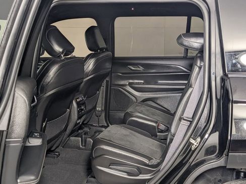 Used 2023 Jeep Grand Cherokee L Laredo image 12