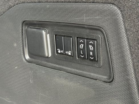 Used 2022 Cadillac Escalade Luxury AWD/4WD image 16