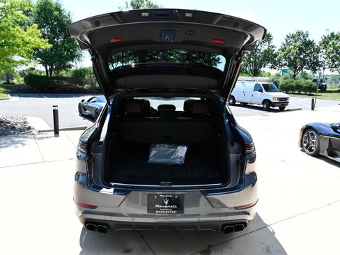 Used 2025 Porsche Cayenne Turbo AWD/4WD image 44