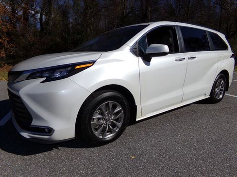 Used 2024 Toyota Sienna XLE image 1