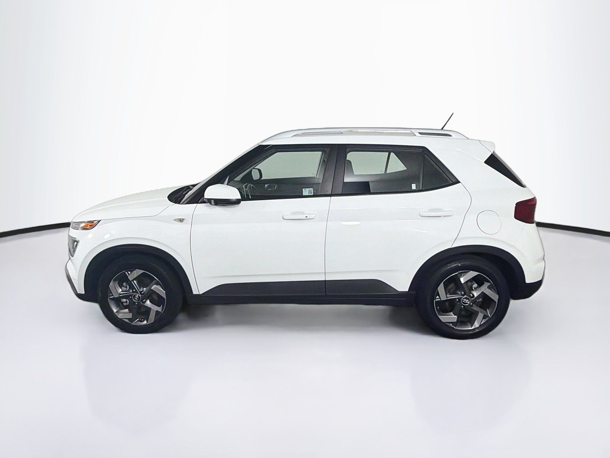 Used 2025 Hyundai Venue SEL FWD image 4