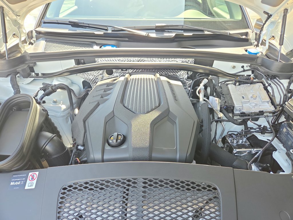 Certified 2026 Porsche Macan AWD/4WD image 32