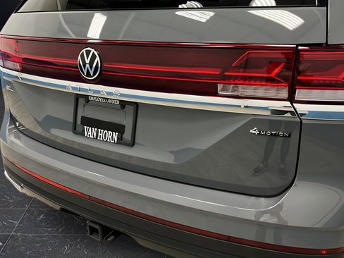 Used 2025 Volkswagen Atlas SEL AWD/4WD image 39
