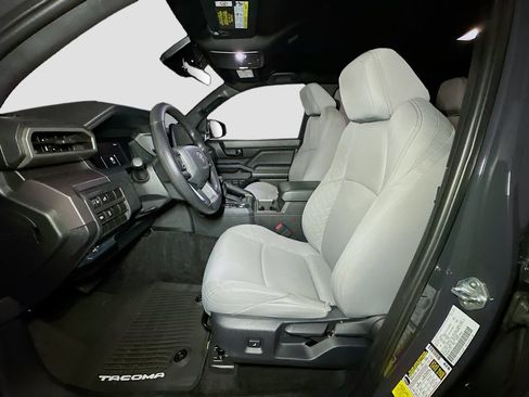 Used 2025 Toyota Tacoma SR5 AWD/4WD image 17