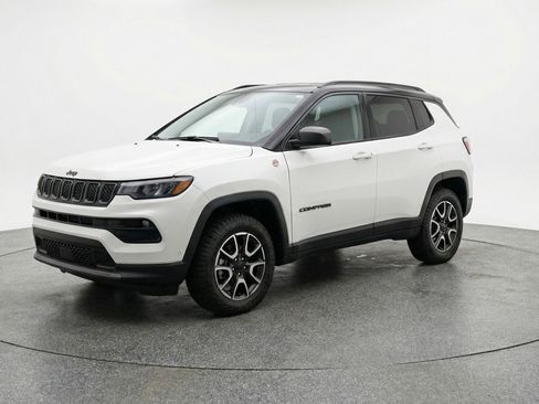 Used 2025 Jeep Compass Trailhawk AWD/4WD image 3