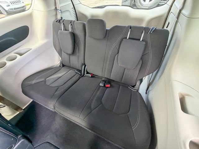 Used 2022 Chrysler Voyager LX FWD image 6