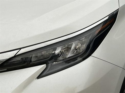 Used 2024 Toyota Sienna XLE image 9