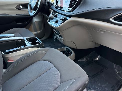 Used 2021 Chrysler Pacifica Touring image 16