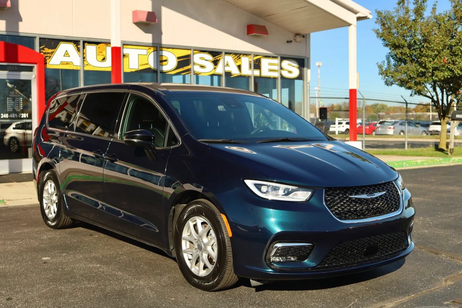 Used 2025 Chrysler Pacifica Select FWD image 3