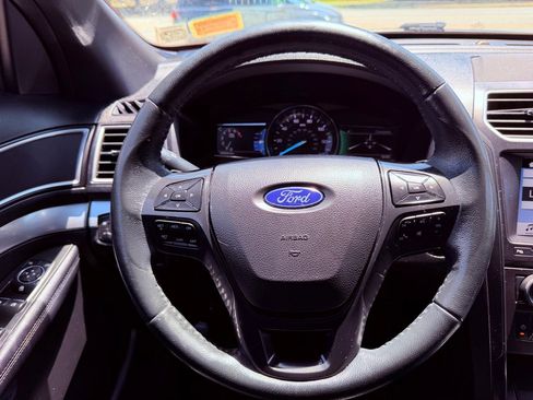 Used 2017 Ford Explorer XLT w/ Equipment Group 202A AWD/4WD image 18