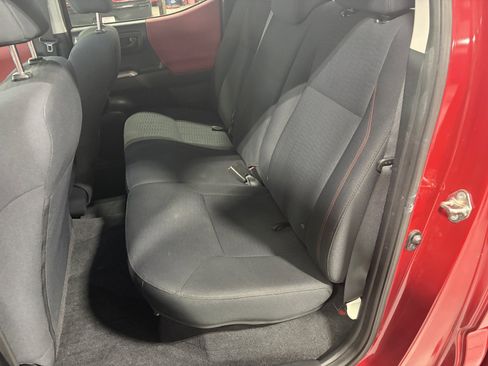 Used 2019 Toyota Tacoma SR5 AWD/4WD image 9